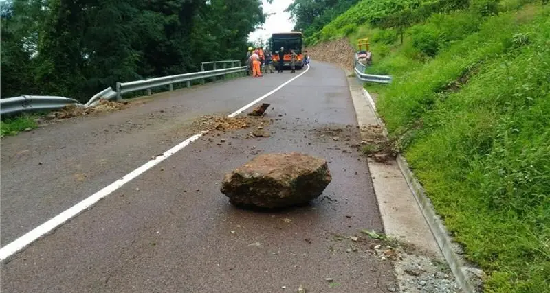 Maltempo, chiusa per ore per caduta massi la strada per Meltina
