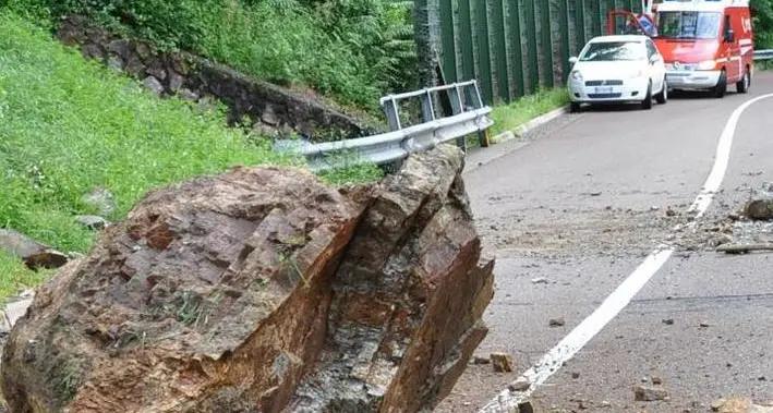 Terlano, scarica di sassi Sfiorata la tragedia