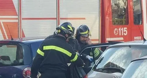 Bimbo rimane chiuso in auto a Bolzano, salvato dai pompieri