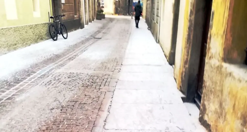 Via Roncato «imbiancata» con la polvere di estintore