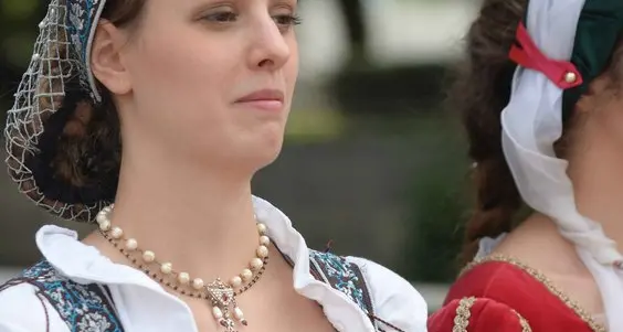 Tesimo schiera i profughi e sbaraglia tutti nel Palio