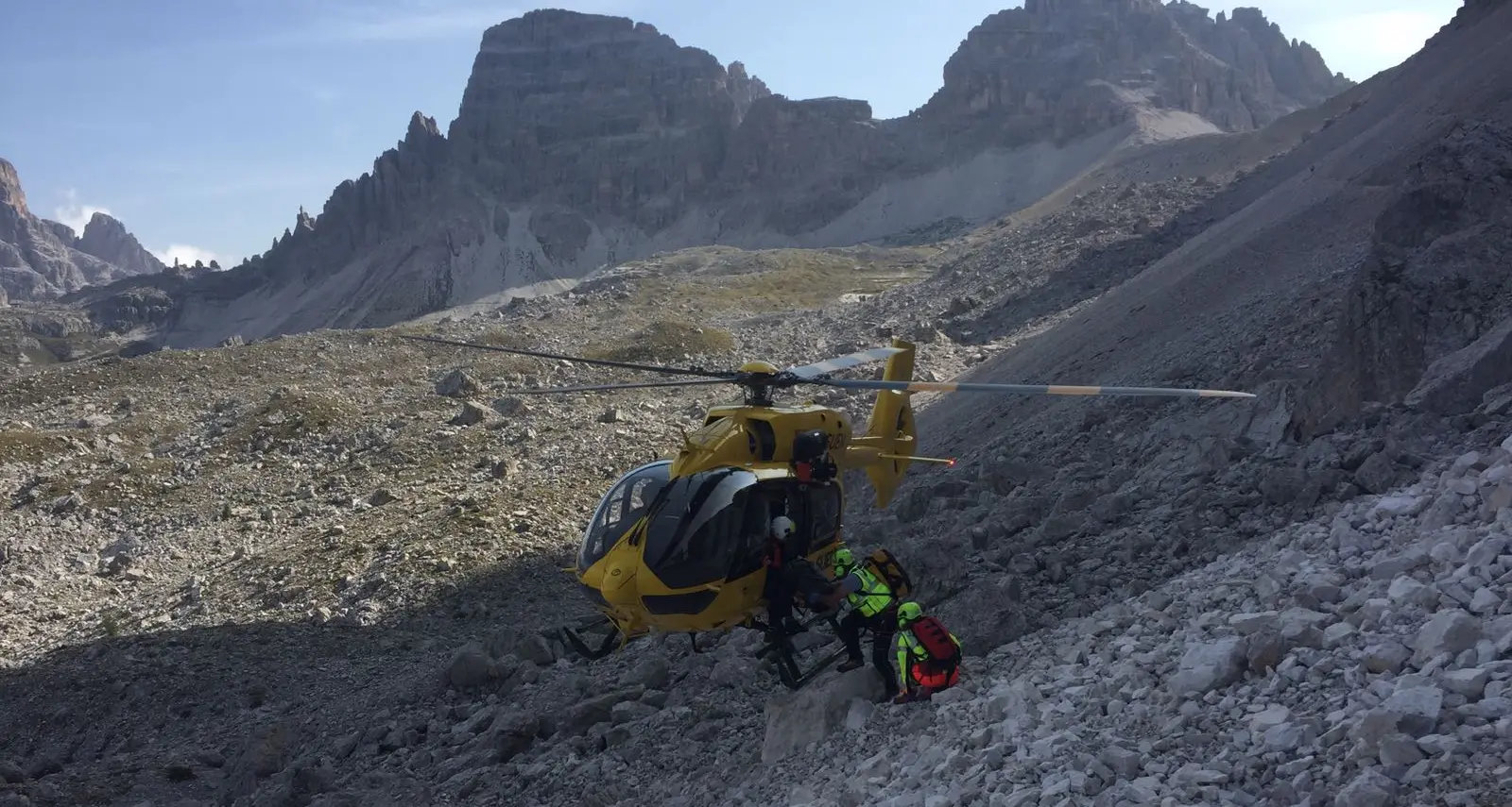 Base jumper precipita dalle Tre Cime: è grave ma vivo