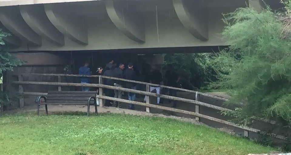 Bolzano, grigliata \"abusiva\" sotto ponte Roma: interviene la polizia