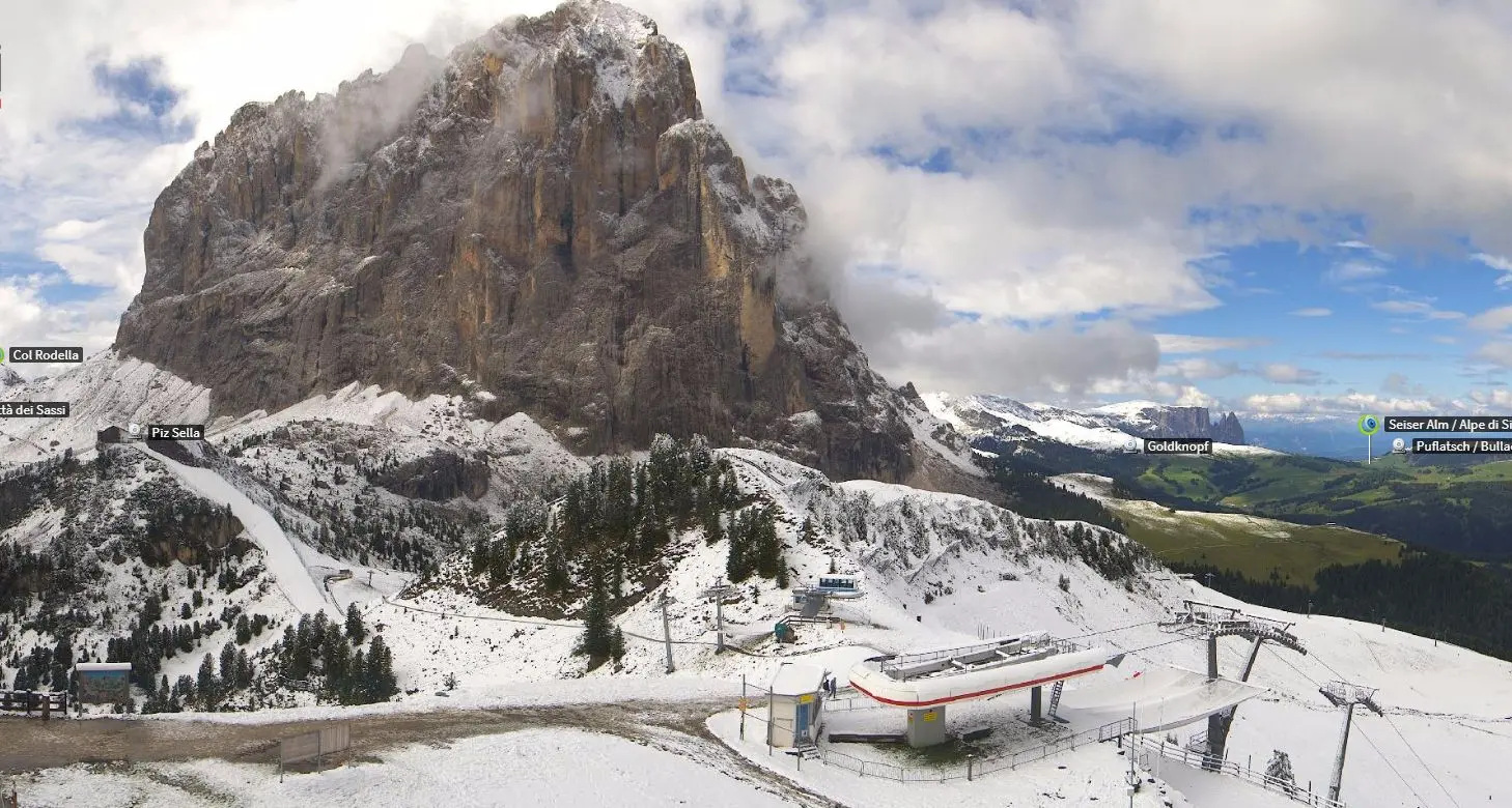Bolzano, Dolomiti imbiancate: in quota oggi si spala la neve