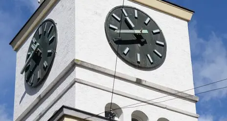 Orologio «invisibile» sul municipio: il Comune lo illumina