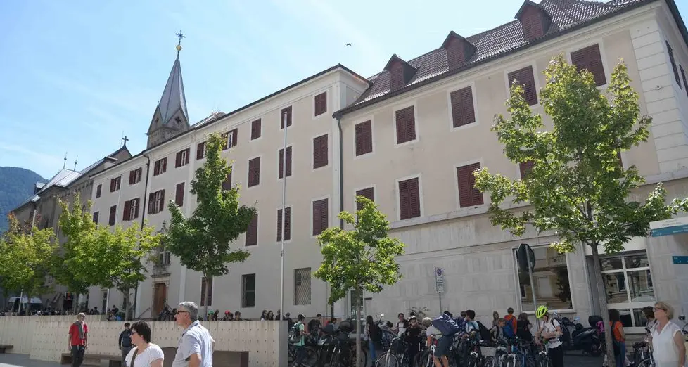 Nell’ex convento entrano gli Schützen e lo «Jugenddienst»