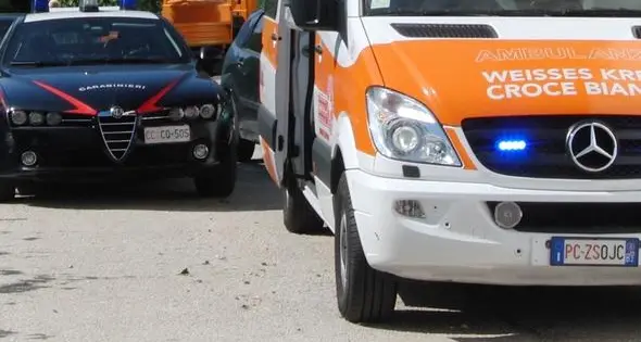 Cade con lo scooter, ferita una donna