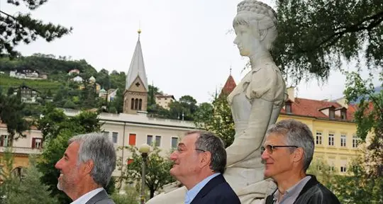 Rifatto il naso di Sissi, staccato da un vandalo