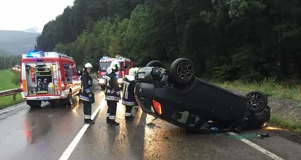 Si ribalta con l'auto, soccorso dai pompieri