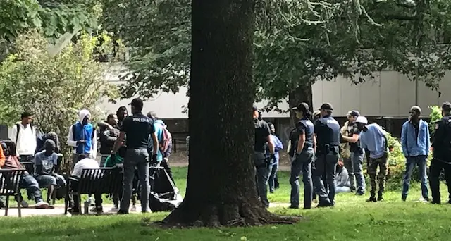 Maxi blitz della polizia in piazza Stazione