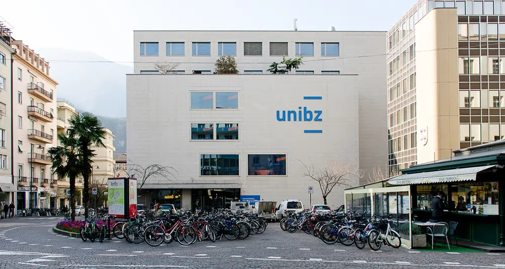 Picchiato, rapinato e chiuso nei bagni della Lub a Bolzano