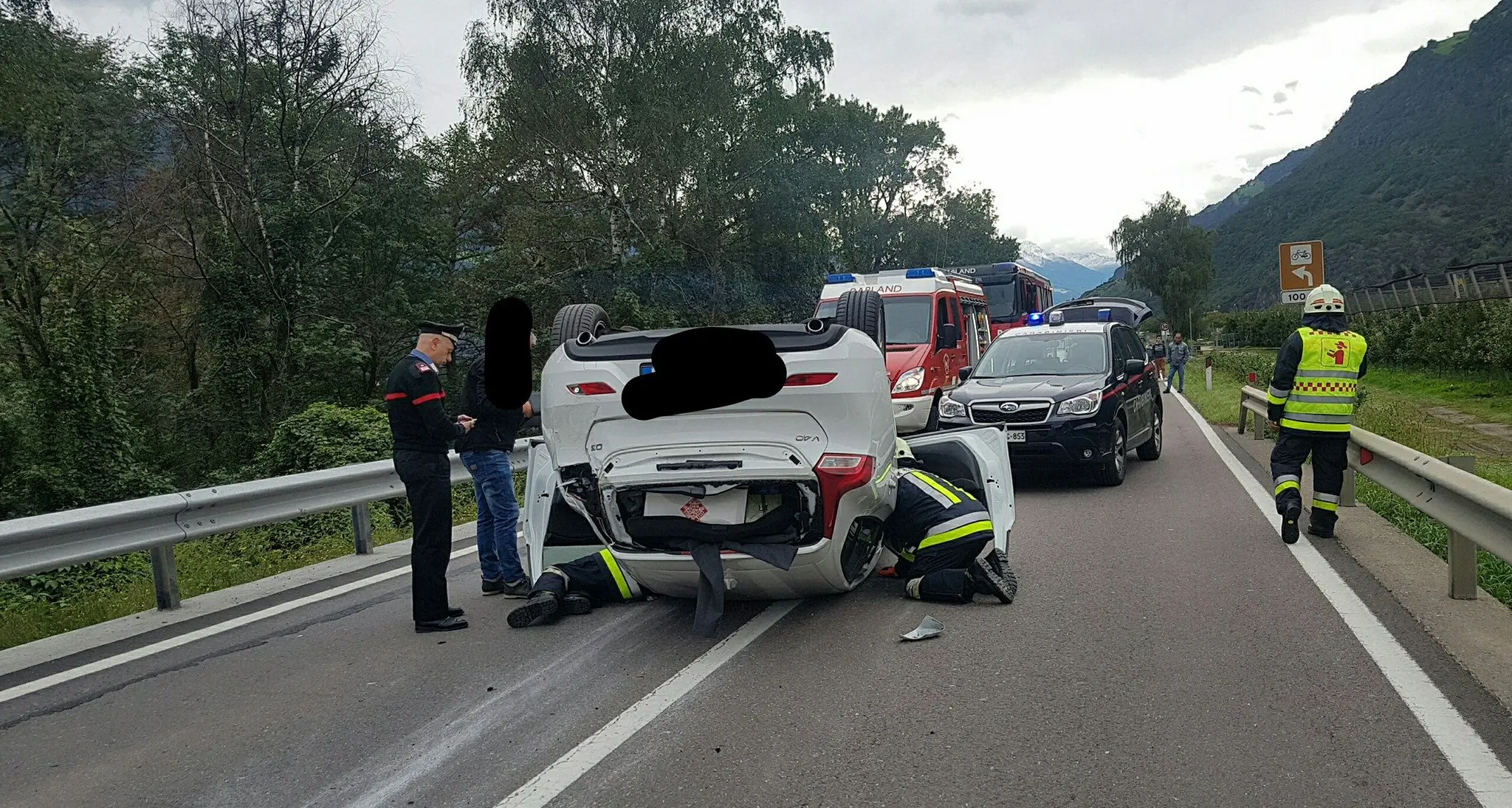 Rablà, macchina cappottata blocca il traffico
