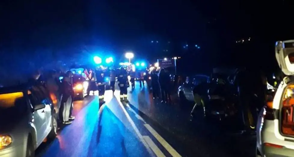 Si fermano per un capriolo Investiti, sono gravissimi