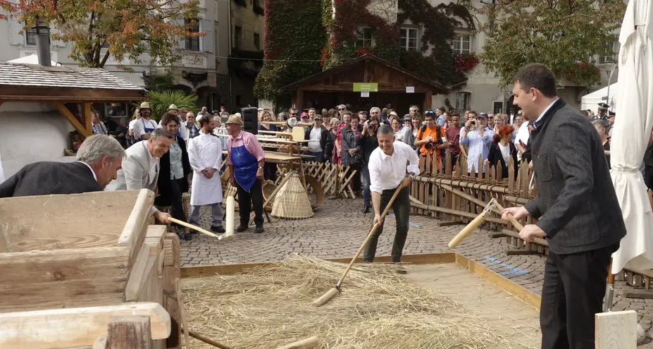 Piazza Duomo in festa con il pane e lo strudel