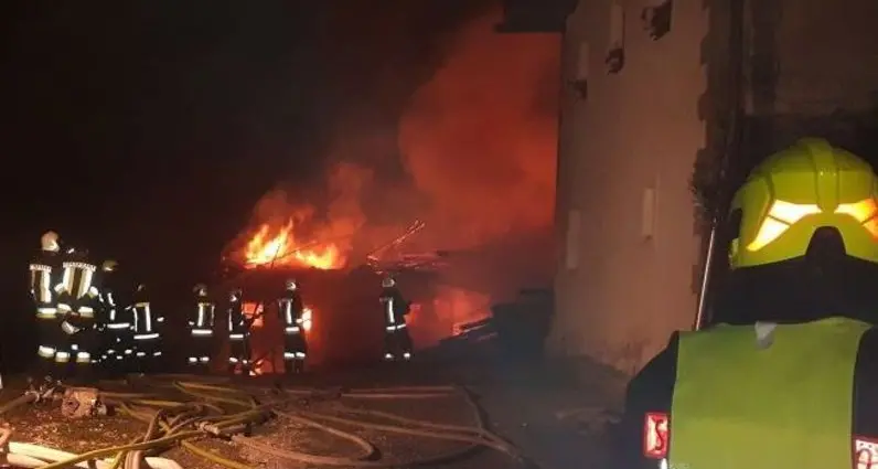 Stalla e fienile distrutti dal fuoco