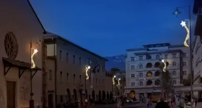 Cervi giganti e cuori Ecco le luminarie del prossimo Natale