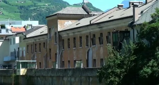 Bolzano, sega le piante davanti al carcere per vedere il genero detenuto