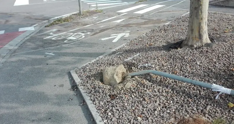 Bolzano, incidente in zona industriale: distrutte due auto, una persona ferita