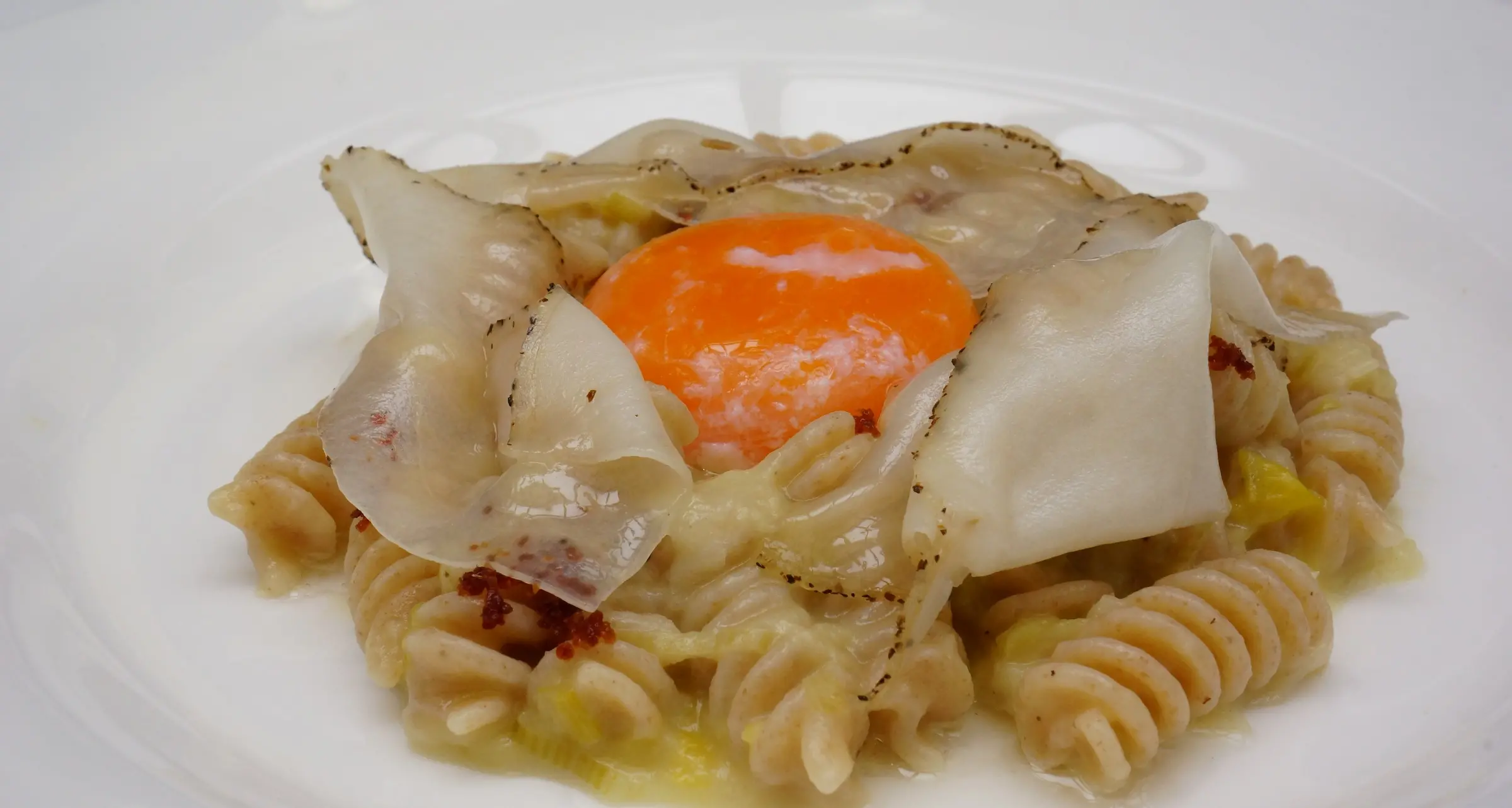 Uovo, lardo, cipollotti e fusilli: la \"carbonara tirolese\" di Niederkofler