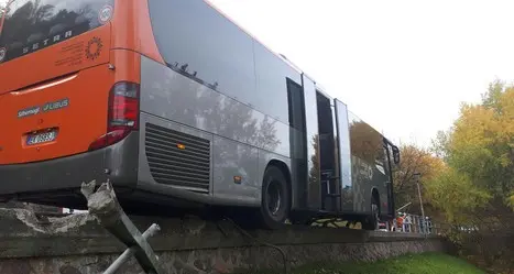 Fiè, bus di linea rischia di finire fuori strada