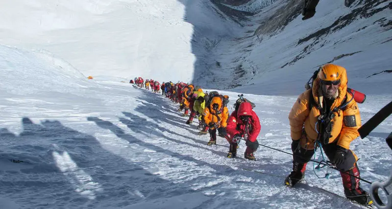 Everest, lo \"spettacolo\" deve continuare?