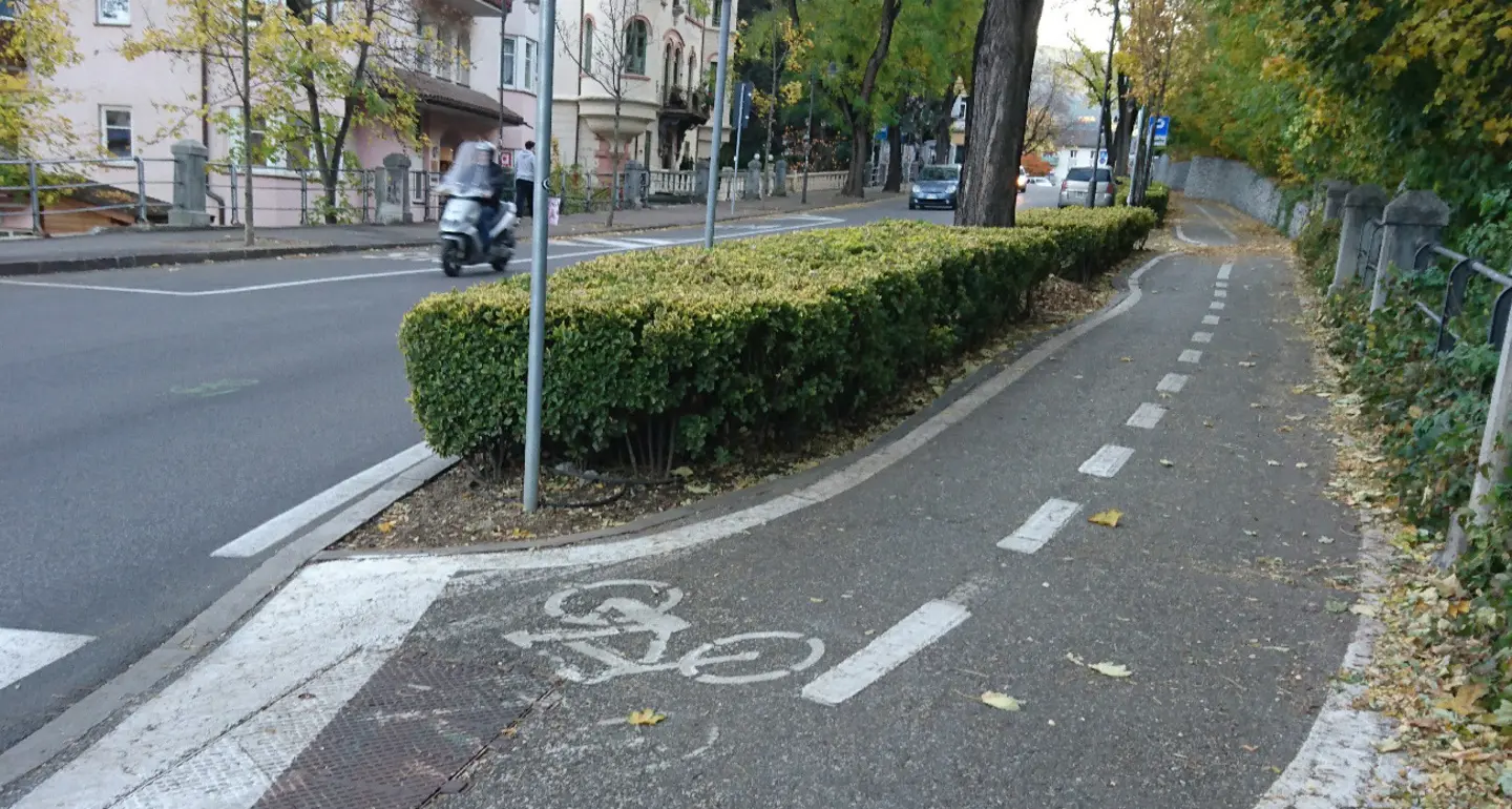 Cade in bici, grave una donna