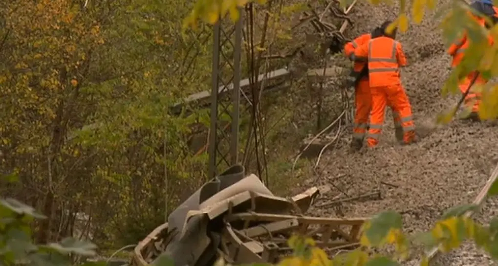 Deraglia treno, linea interrotta a Chiusa