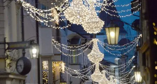 Luminarie, esclusa a sorpresa anche via Portici