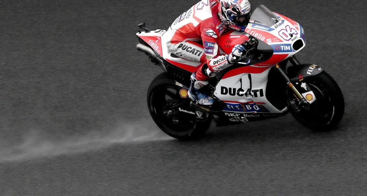 Dovizioso domina le prime libere Marquez lo tallona: «Manca grip»