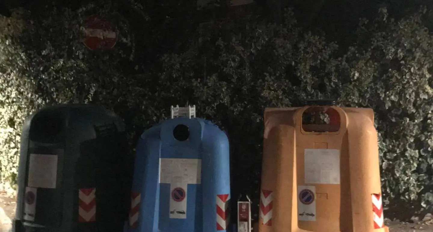 Bolzano, intrappolato un’ora nel cassonetto