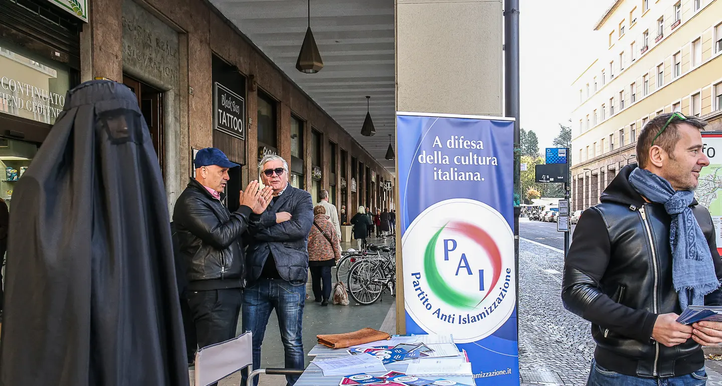 Il partito anti-islamico schiera il manichino con burqa