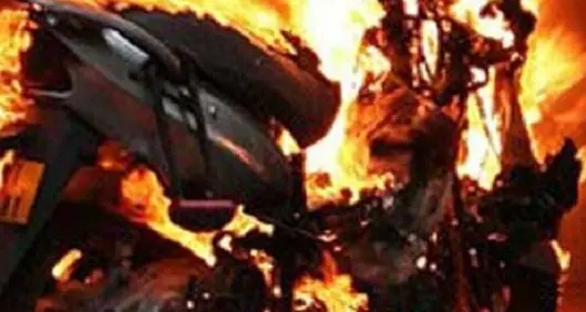 Danneggia uno scooter e poi gli dà fuoco