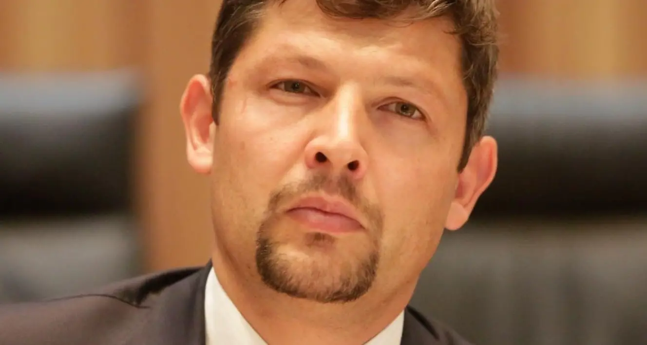 Vandalo scatenato picchia un ragazzo