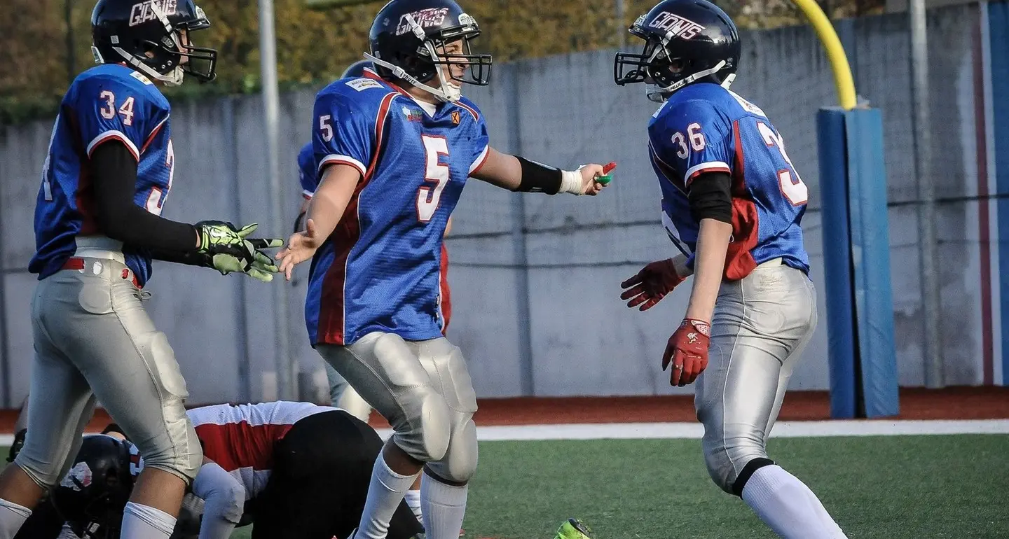 Il carattere porta i baby Giants in endzone
