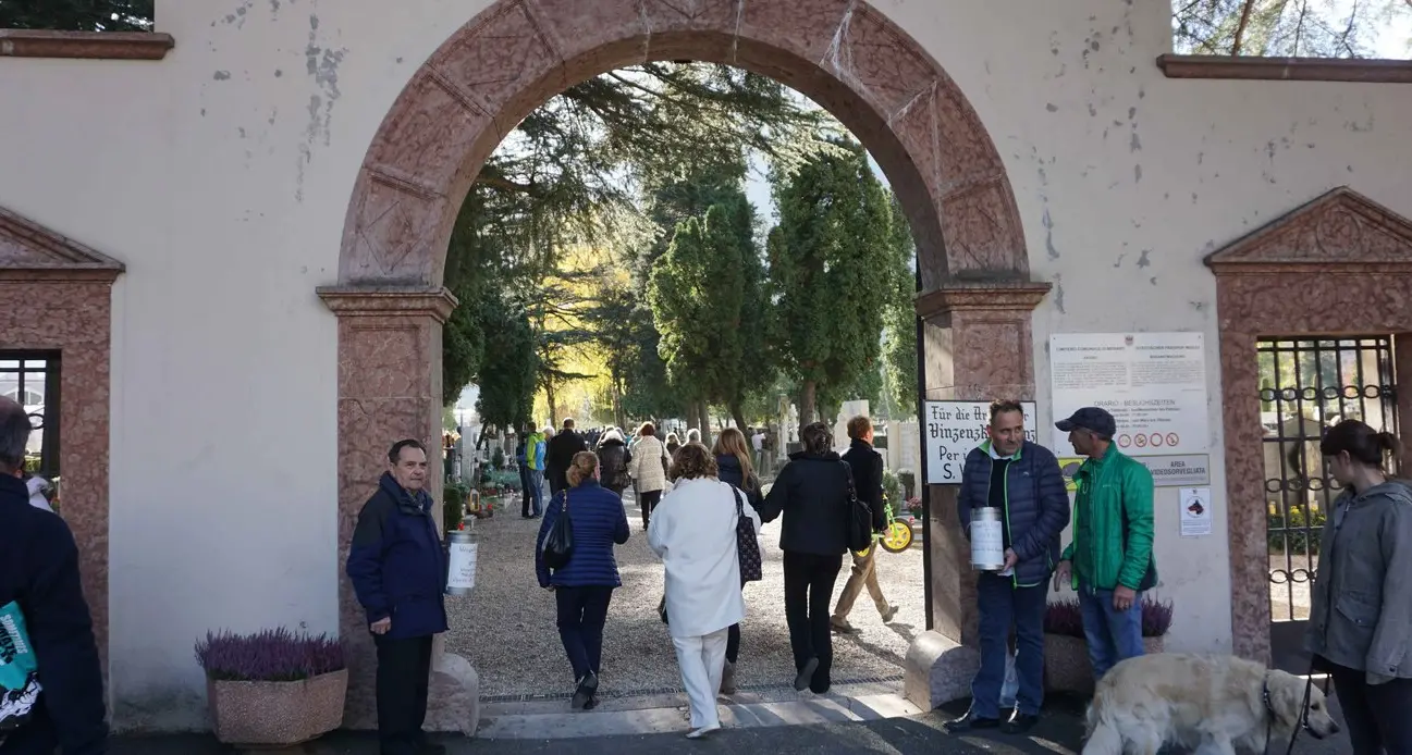Cimitero preso d’assalto, meno soldi per fiori e lumini