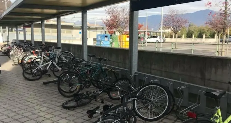 Vandali alla stazione dei treni danneggiate diverse biciclette