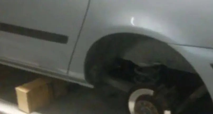 Mettono l’auto sui ceppi per rubare le gomme