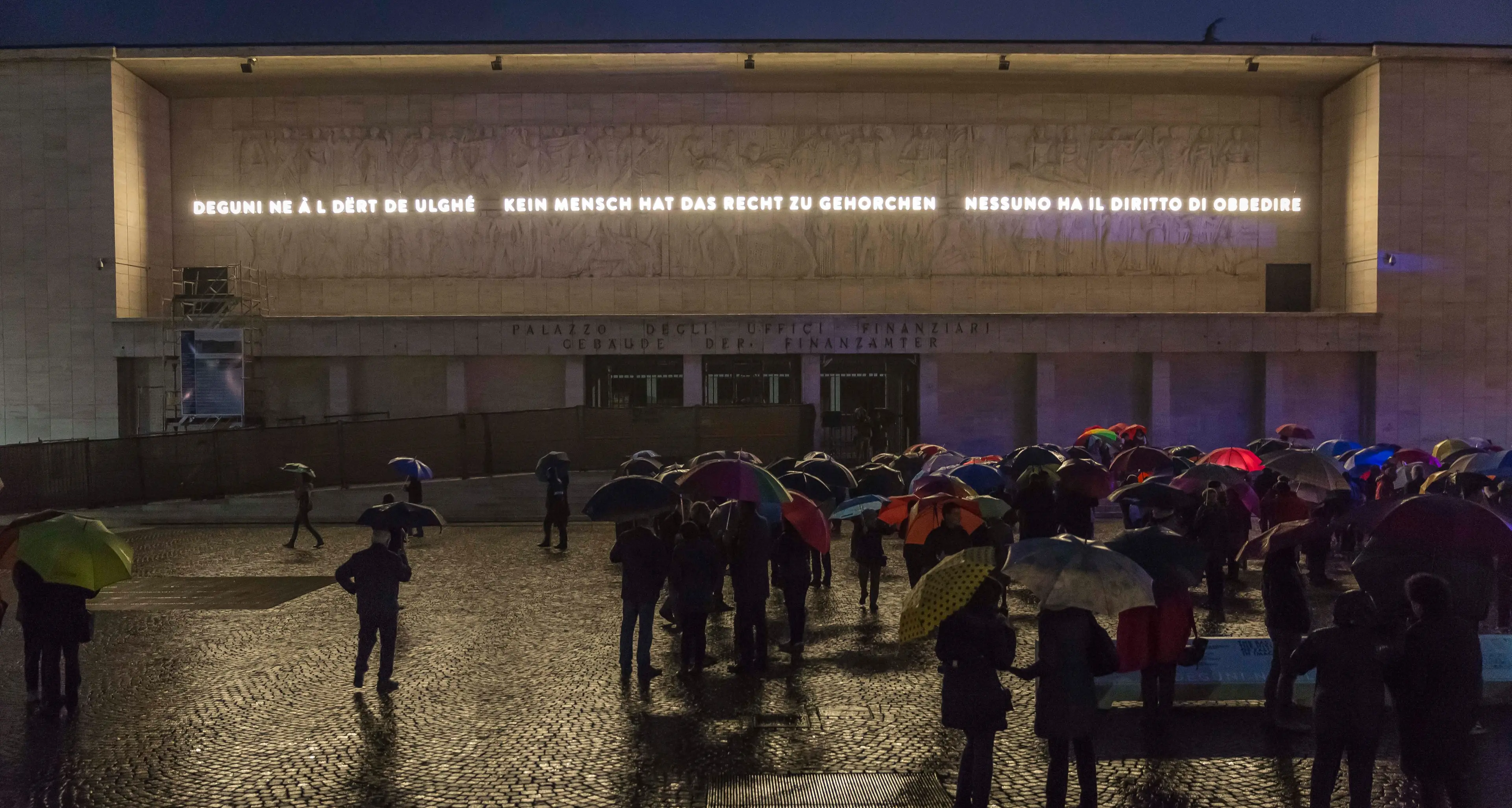 Bolzano: accesa la scritta di Hannah Arendt sul \"duce a cavallo\"