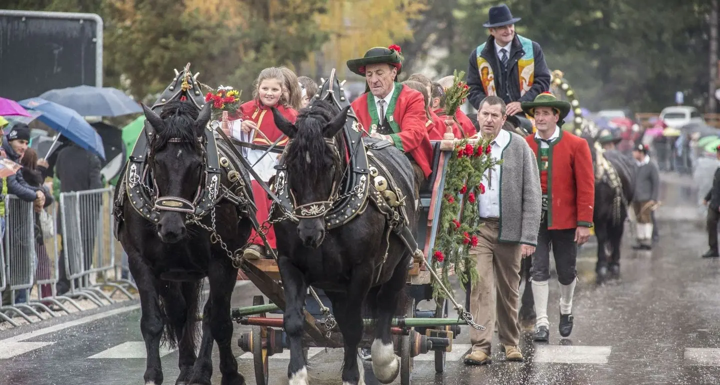 Le tradizioni ladine sfilano a cavallo