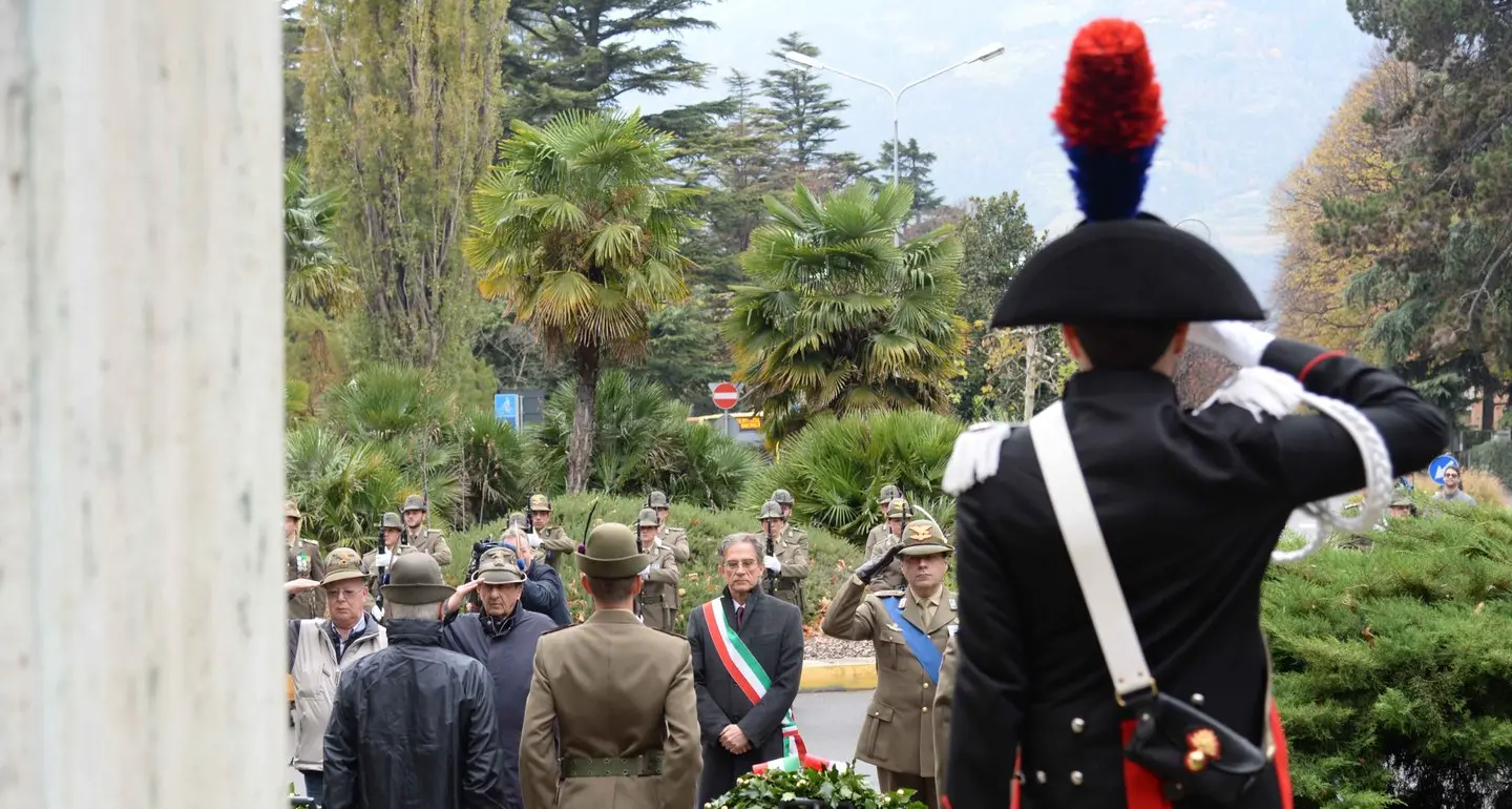 Sull’attenti davanti all’Alpino