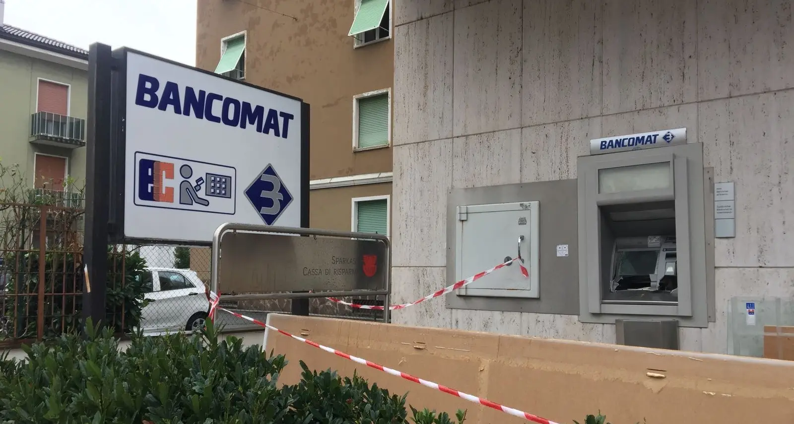 Via Claudia Augusta, fanno esplodere lo sportello bancomat e scappano con la refurtiva