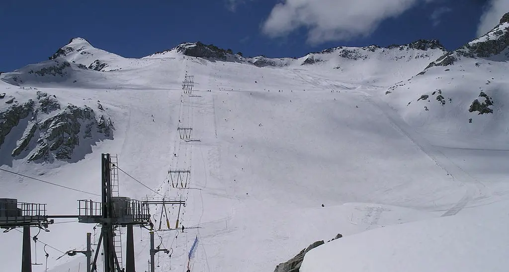Prima neve, la stagione dello sci è già in pista