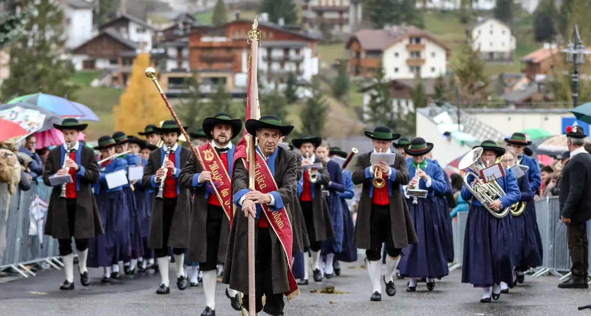 La pioggia non ferma la cavalcata delle valli ladine