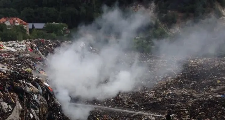 Altro rogo tra i rifiuti in discarica: il quarto in pochi mesi