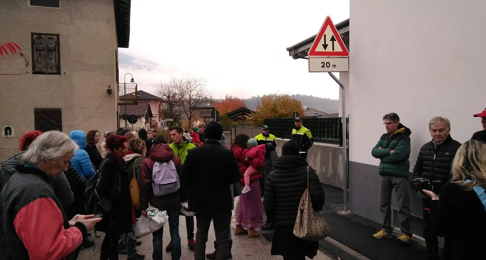 Monta la protesta davanti all'asilo di Calceranica