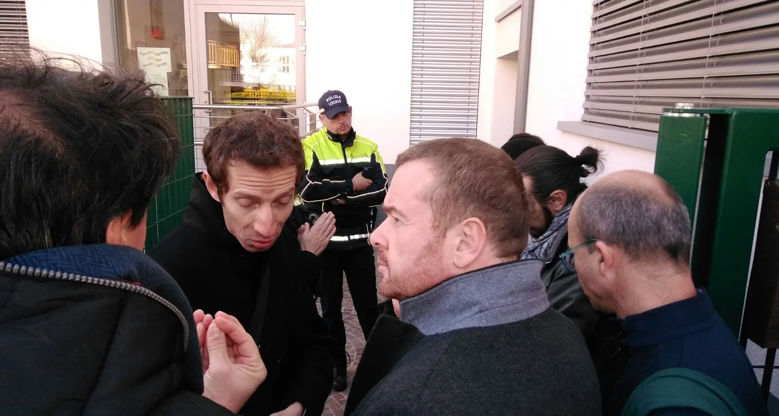Vaccini: la protesta contro l'esclusione del bimbo dalla scuola non si ferma