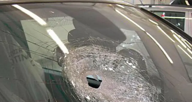 Sasso colpisce auto, donna muore per lo choc