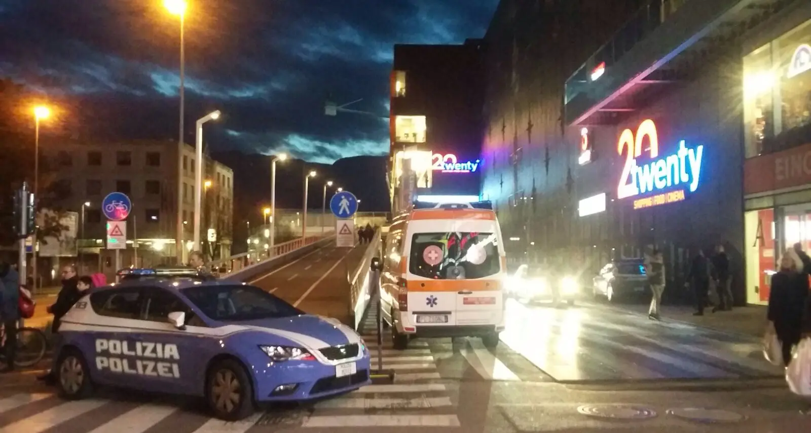 Bolzano, rissa al centro commerciale: due i feriti