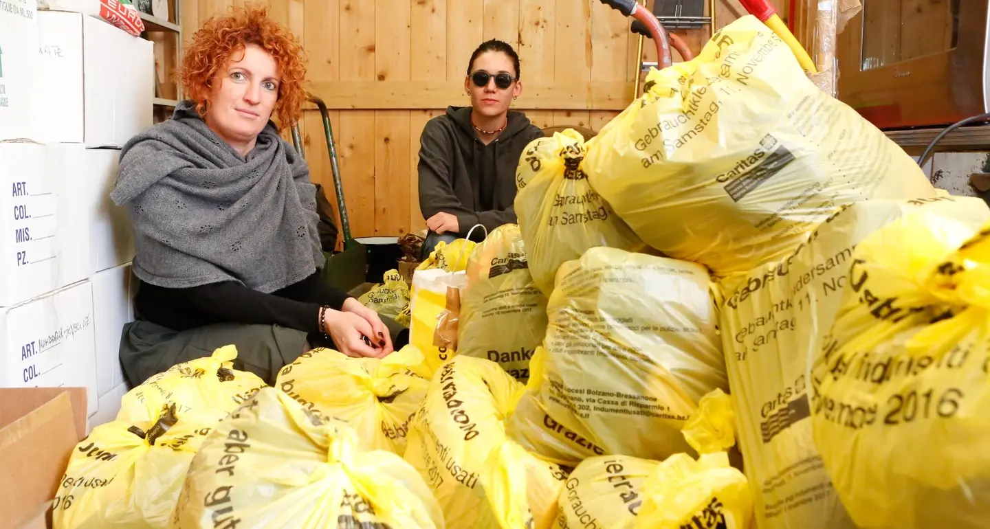 Indumenti usati, oggi la raccolta della Caritas