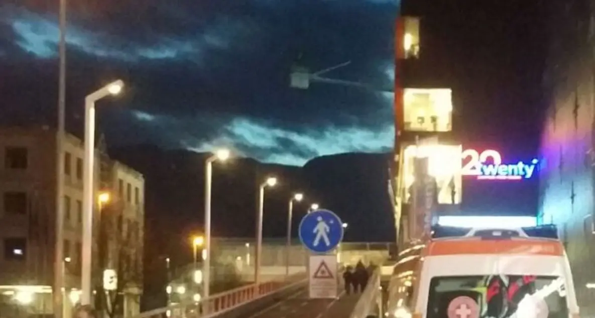 Rissa tra bande al Twenty feriti due ragazzini